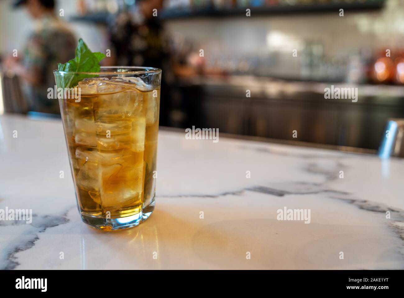 Mai Tai Drink mit mint Blatt auf Theke im Restaurant Stockfoto