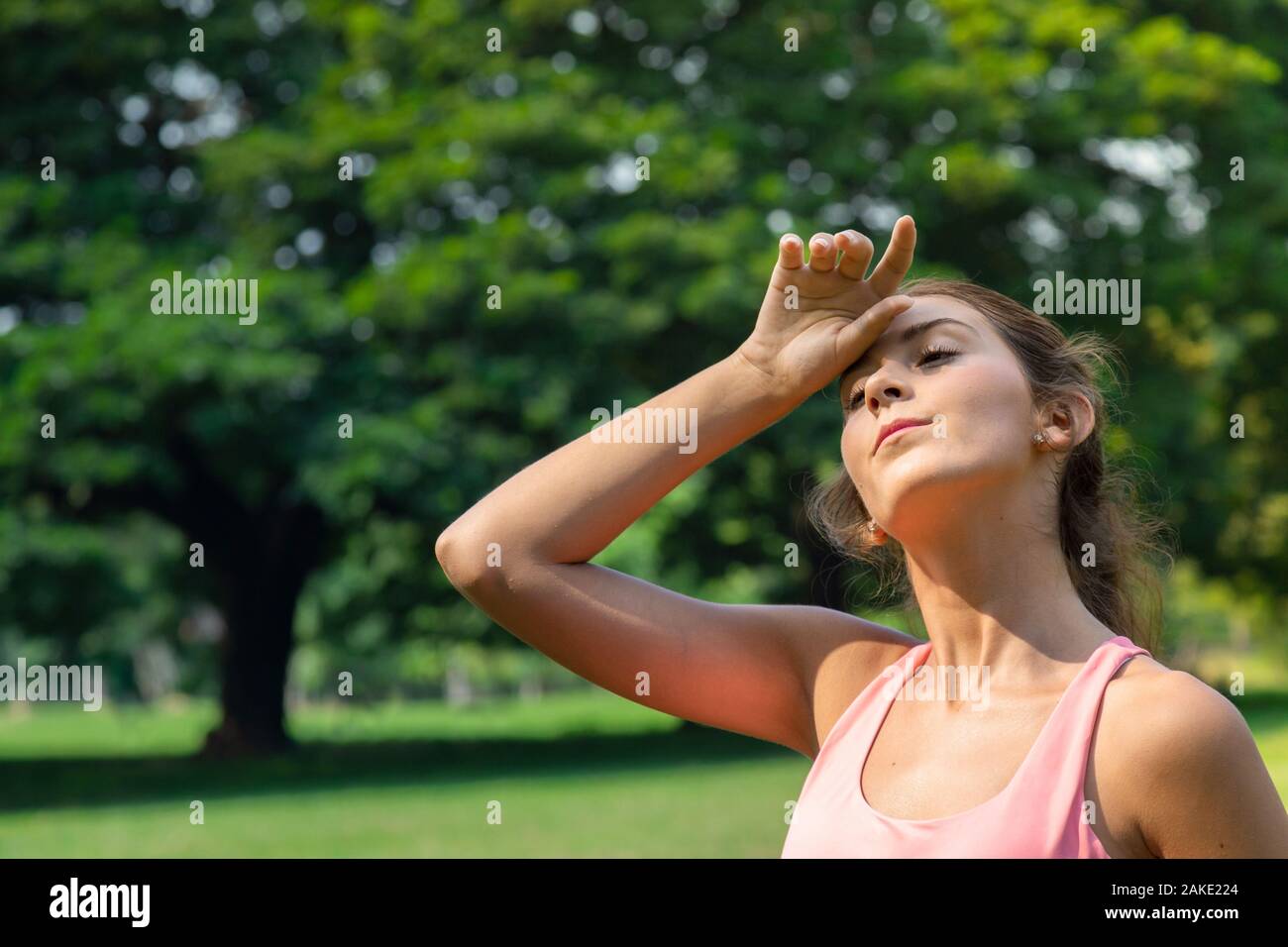 Müde athletische Teenager Ruhe nach dem Ausführen der Übung in den Park im Sommer morgen. Personen und gesunden Lebensstil Konzept. Stockfoto