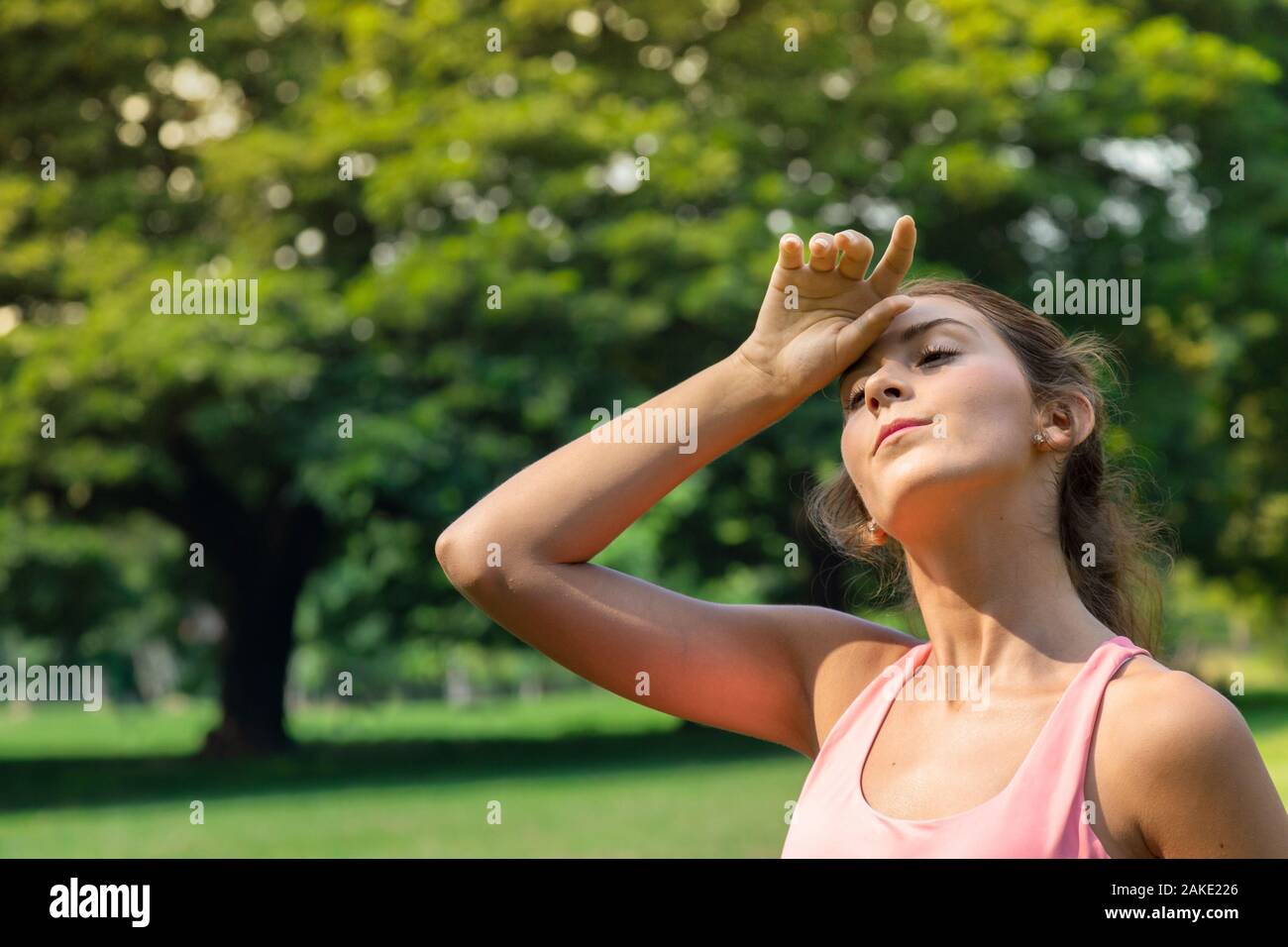 Müde athletische Teenager Ruhe nach dem Ausführen der Übung in den Park im Sommer morgen. Personen und gesunden Lebensstil Konzept. Stockfoto