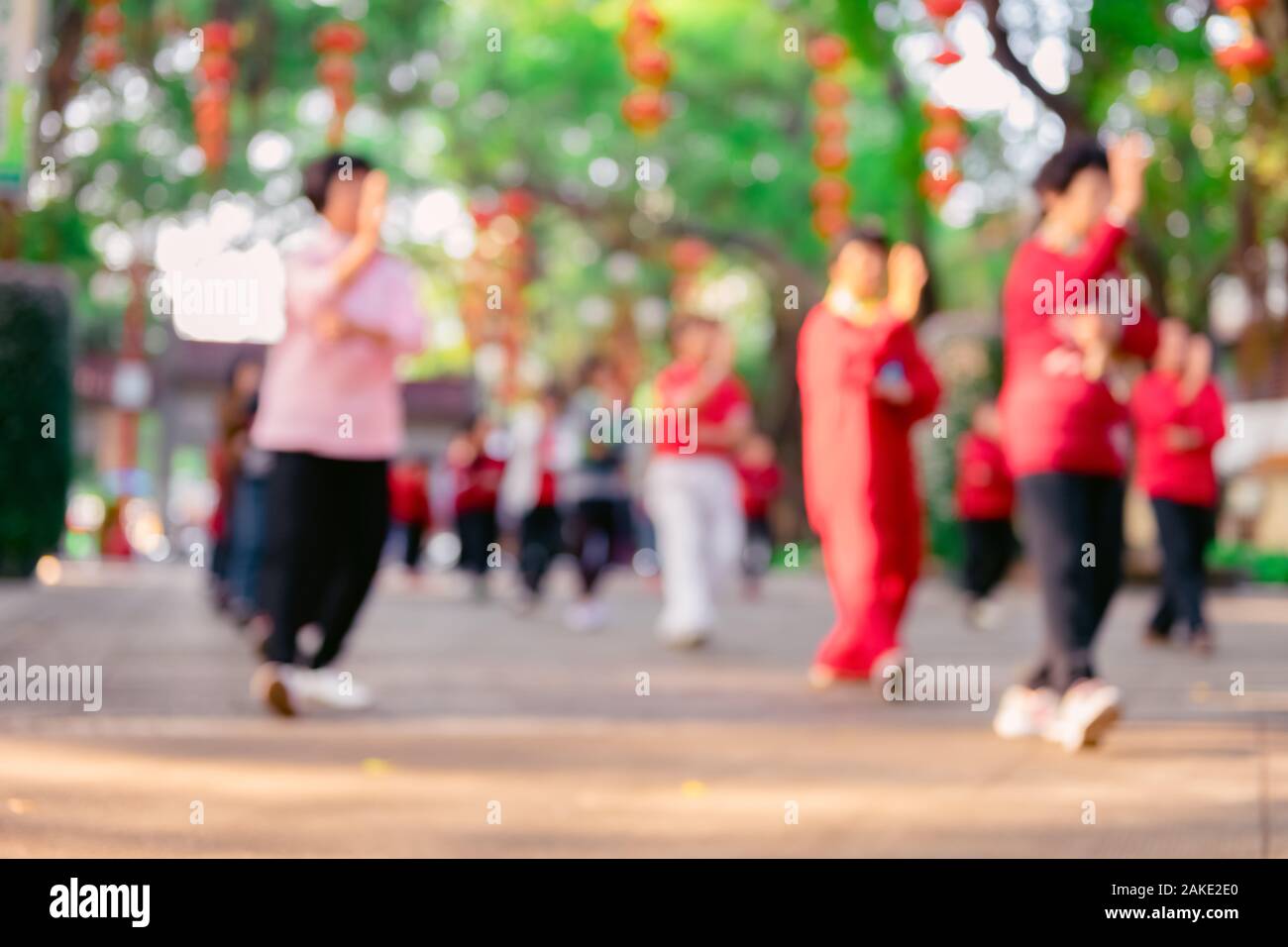 Ältere Chinesen tun Tai Ji Übung in einem Park am Morgen bei Unscharfer Fokus als Hintergrund Stockfoto