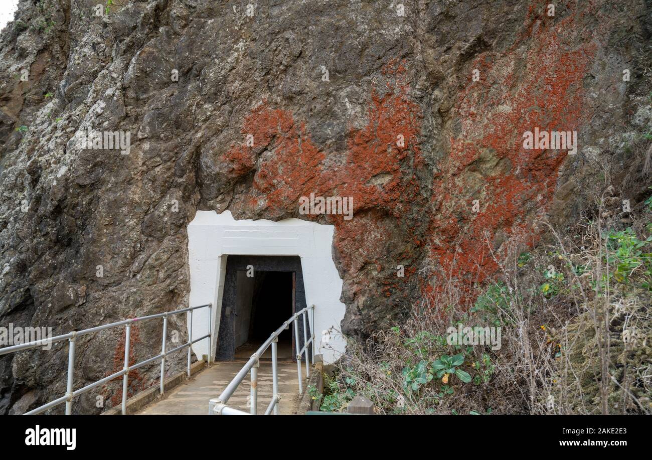 Wanderweg führt in Mountain Side Tunnel in Rost bedeckt Stockfoto