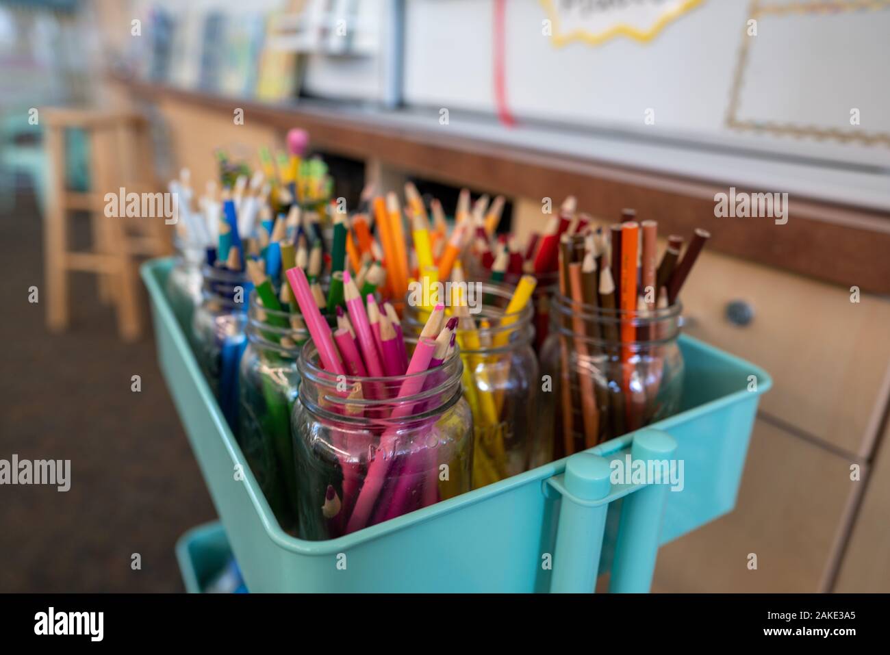 Warenkorb mit Gläser Farbstifte für Kunstwerke in Klassenzimmer gefüllt Stockfoto