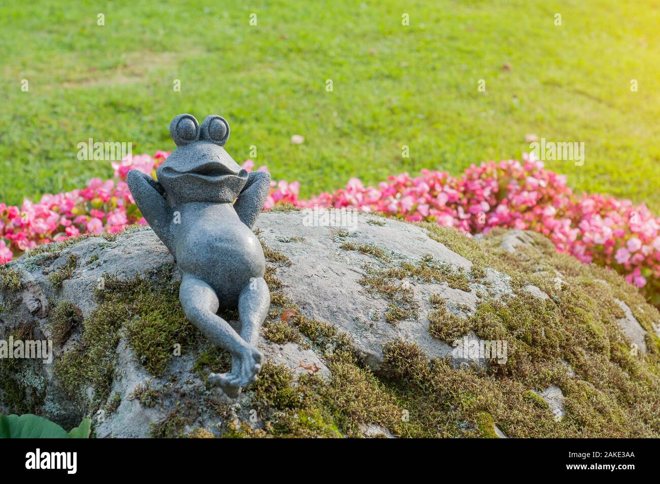 Dekorativer Frosch im Garten. Keramik Green frog Figurine, Frosch sitzen  auf den Steinen Stockfotografie - Alamy
