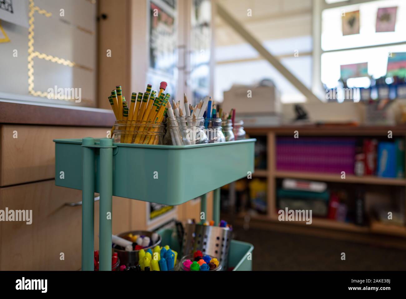 Warenkorb mit verschiedenen Künstlerbedarf wie farbige Stifte und Marker in der Schule Klassenzimmer gefüllt Stockfoto