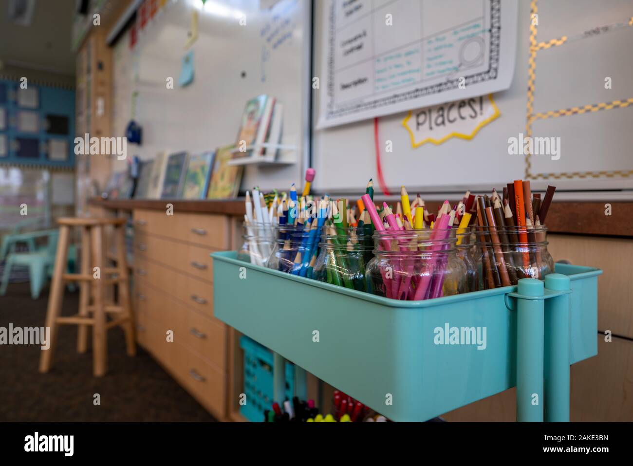 Bewegliche kunst Warenkorb mit verschiedenen Buntstifte in der Grundschule Klassenzimmer gefüllt Stockfoto