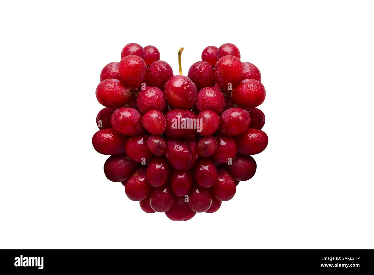 Frische rote Trauben in Form von Herz auf weißem Hintergrund. Stockfoto