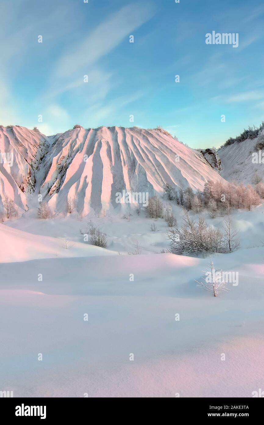 Diese Dämme können gefunden werden, wo es der Bergbau. Wertvolles Erz oder Kohle für die weitere Verarbeitung exportiert, und Abfälle rock bleibt. Es ist die Form. Stockfoto