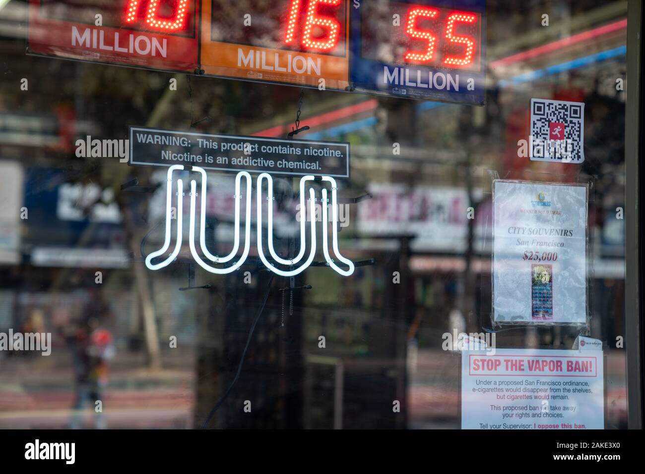 Juul e-Zigarette vaping Leuchtreklame mit Nikotin Warnung veröffentlicht außerhalb Liquor Store Stockfoto