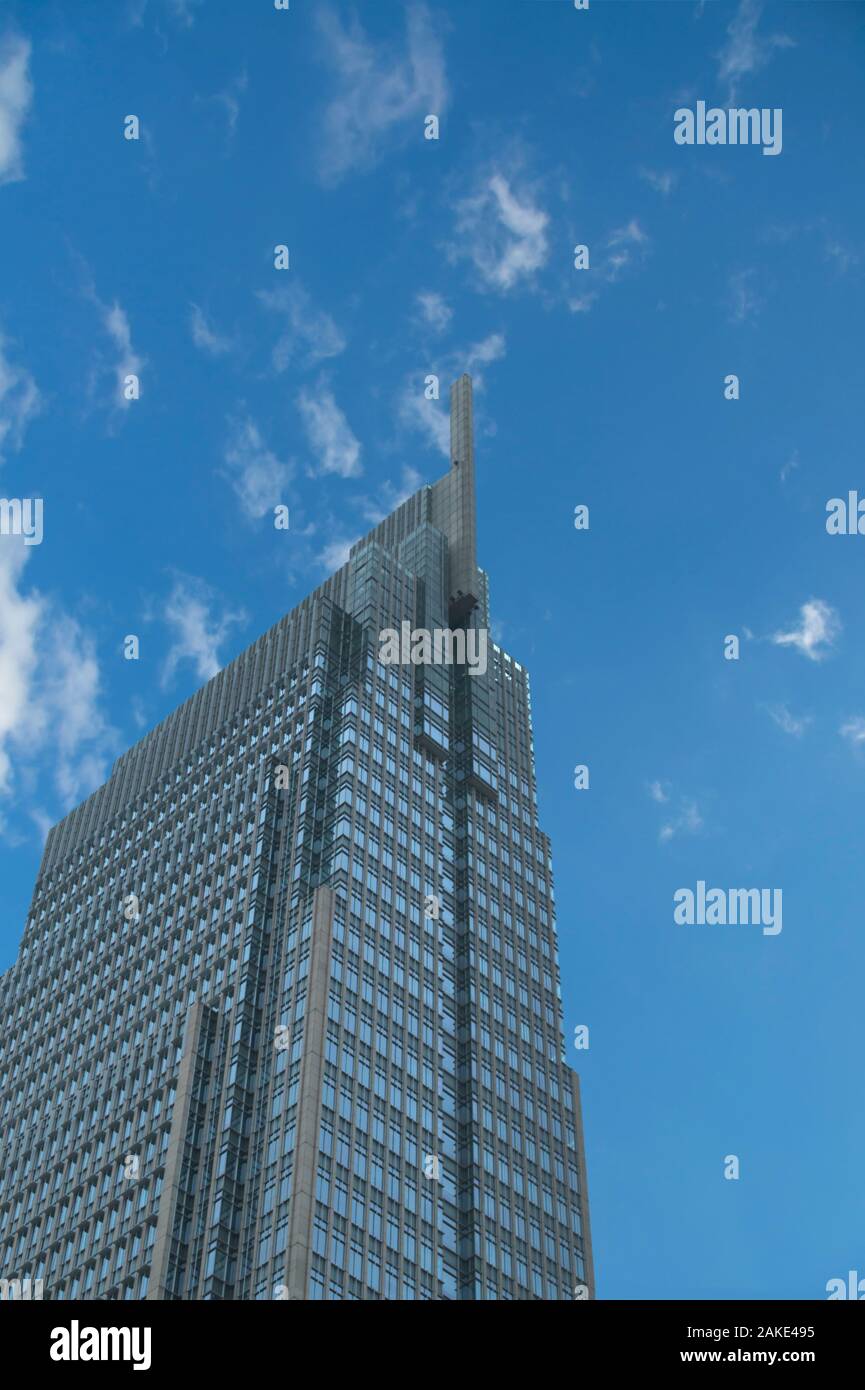 Modernes Bürogebäude gegen den blauen Himmel. Low Angle Shot. Stockfoto