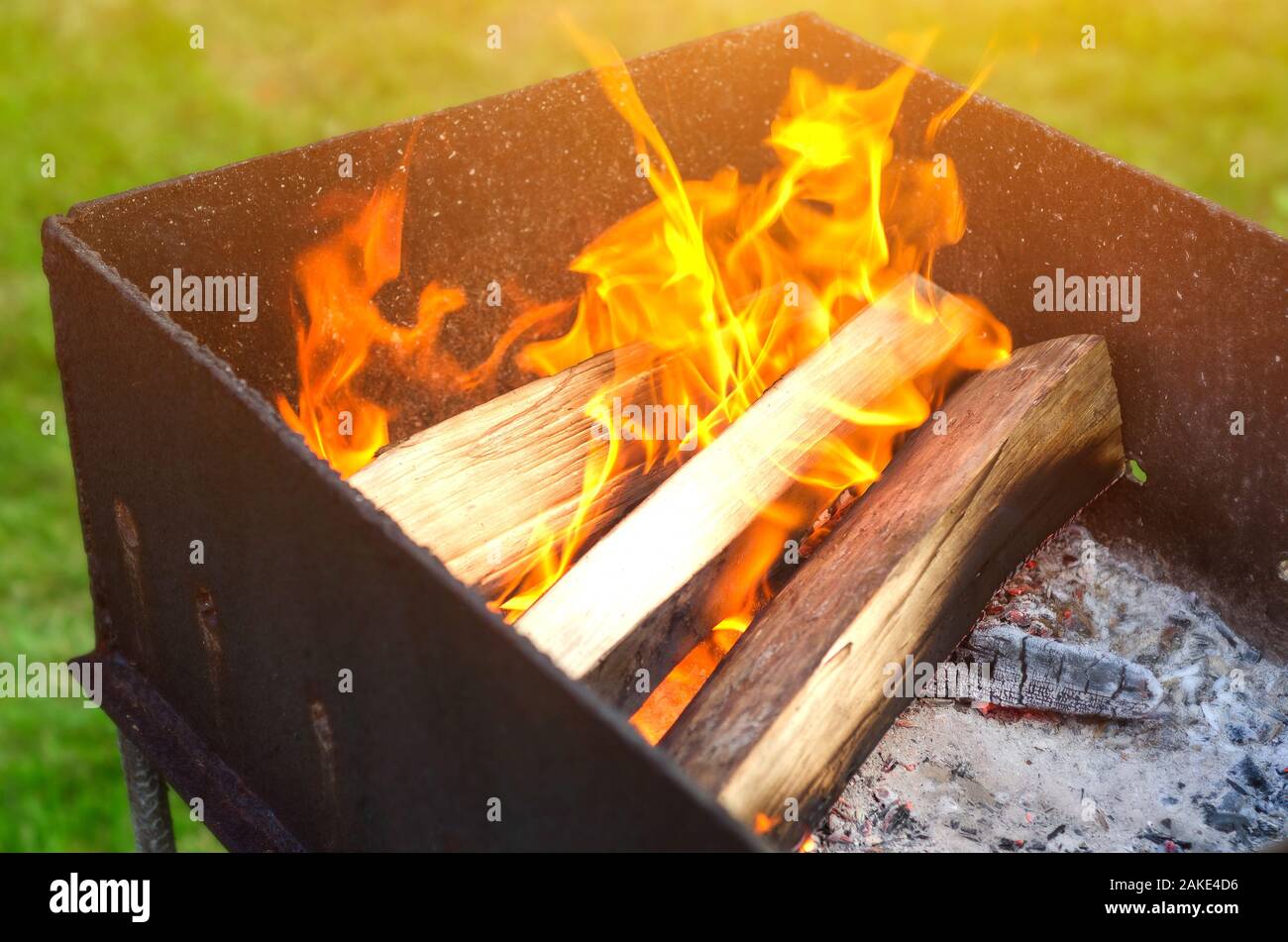 Holzbackofen im garten Fotos und Bildmaterial in hoher Auflösung Alamy