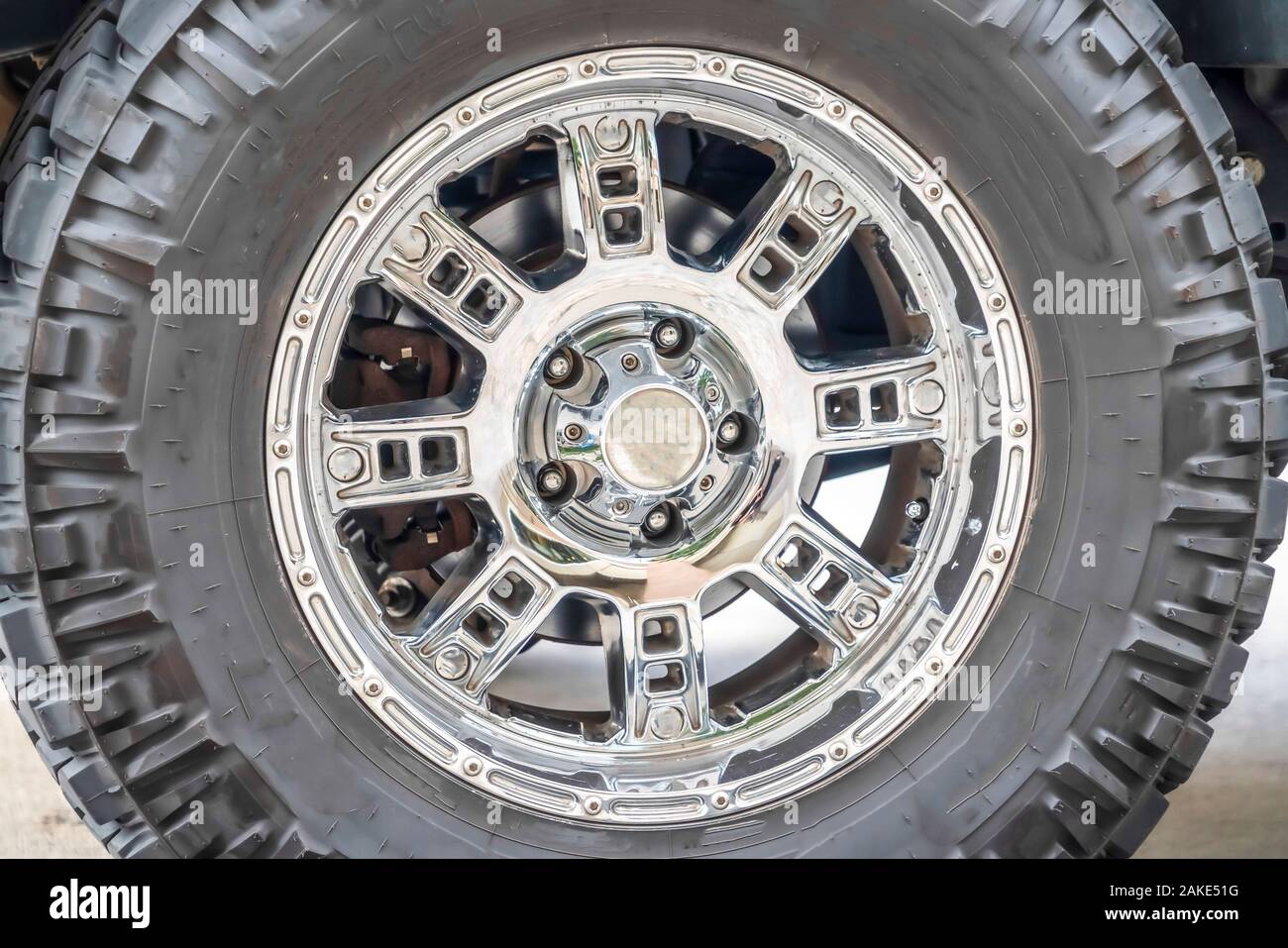 Nahaufnahme der Schwarzer Gummireifen einer Geländefahrt Lkw mit Chrom glänzend mags Stockfoto
