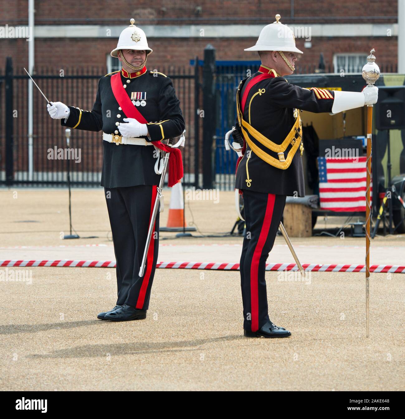 Offen. Royal Marines Band Service Conductor Looking to the Drum Major, Field Commander. D-Day Reenactment Event Day, Portsmouth Historic Dockyard. Stockfoto