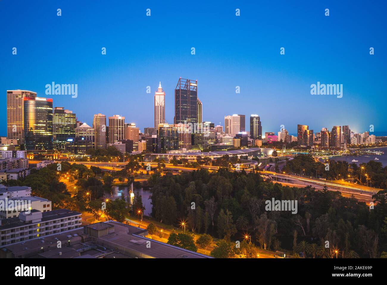 Skyline von Perth bei Nacht in Westaustralien Stockfoto