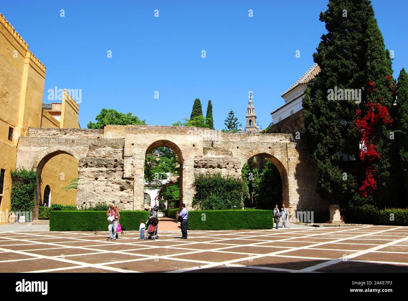 Patio de la Monteria im Schloss der Könige mit der Giralda Turm an der Rückseite, Sevilla, Sevilla Provinz, Andalusien, Spanien. Stockfoto
