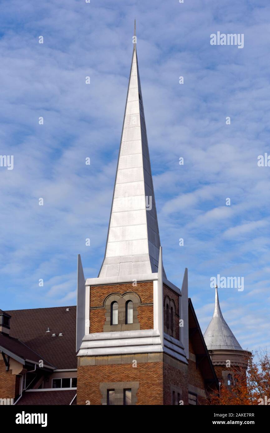 Kirchturm der Mount Pleasant Presbyterian Church, erbaut im Stil der Romanik oder Neoromanik im Jahr 1909, Mount Pleasant, Vancouver, BC, Kanada Stockfoto