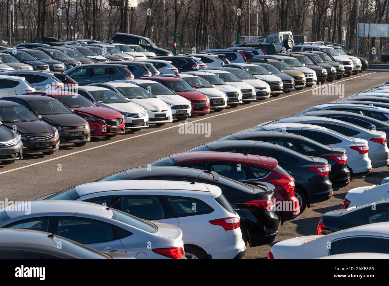 Autos in einer Reihe. Gebrauchtwagenverkauf Stockfoto Autos in einer Reihe. Gebrauchtwagenverkauf Stockfoto