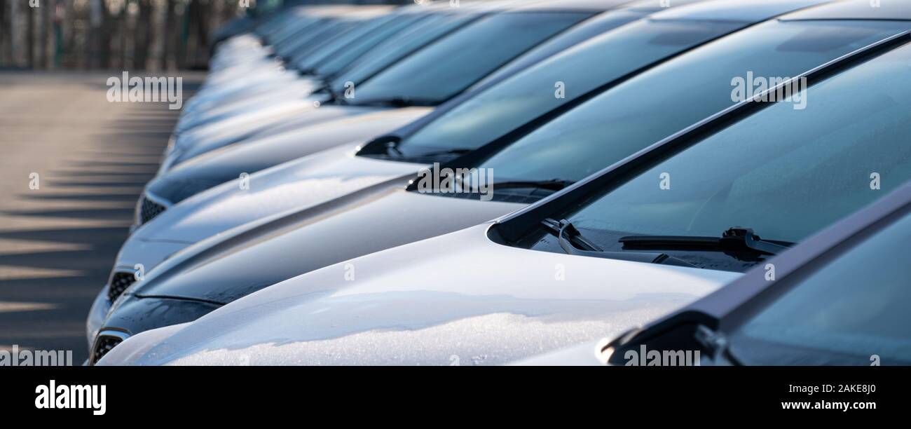 Autos in einer Reihe. Gebrauchtwagenverkauf Stockfoto