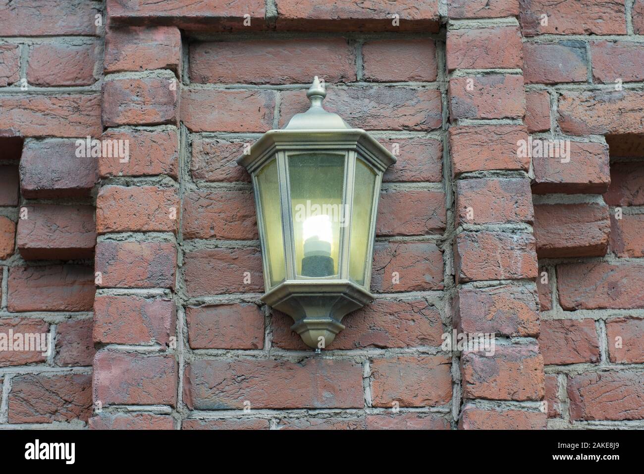 Laterne auf Wand der alten Stadt, blur Stockfoto