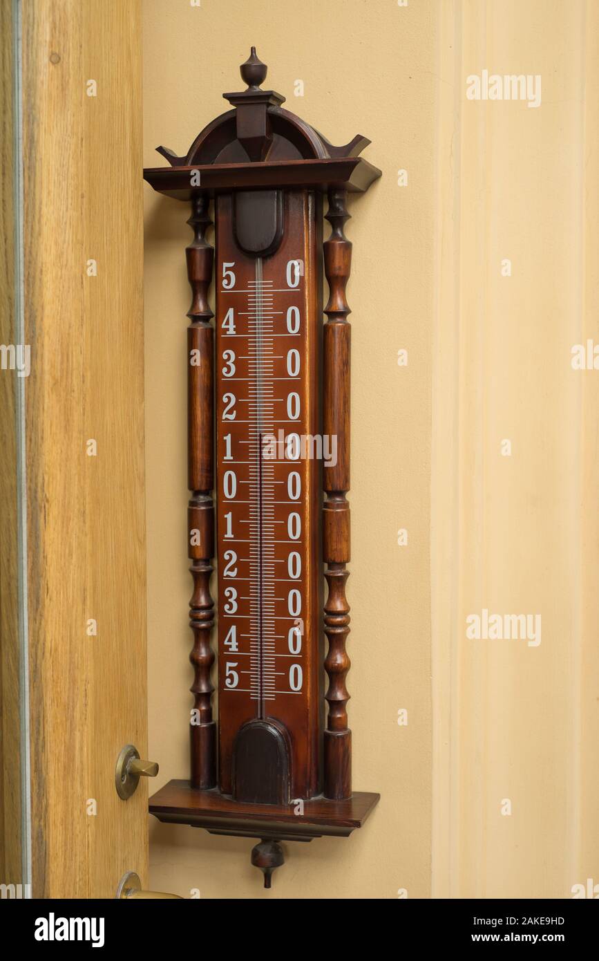 Großen externen Thermometer an einer Wand Nahaufnahme. Stockfoto