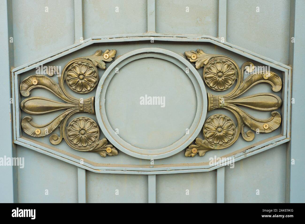 Detail eines antiken schmiedeeisernen Balkon mit Metall geschmiedet dekorative Elemente Stockfoto