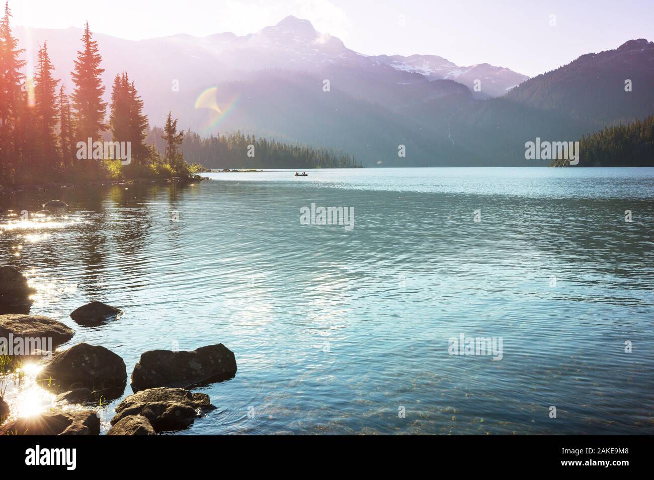 Heitere Szene durch die Mountain Lake in Kanada mit Reflexion der Felsen im ruhigen Wasser. Stockfoto