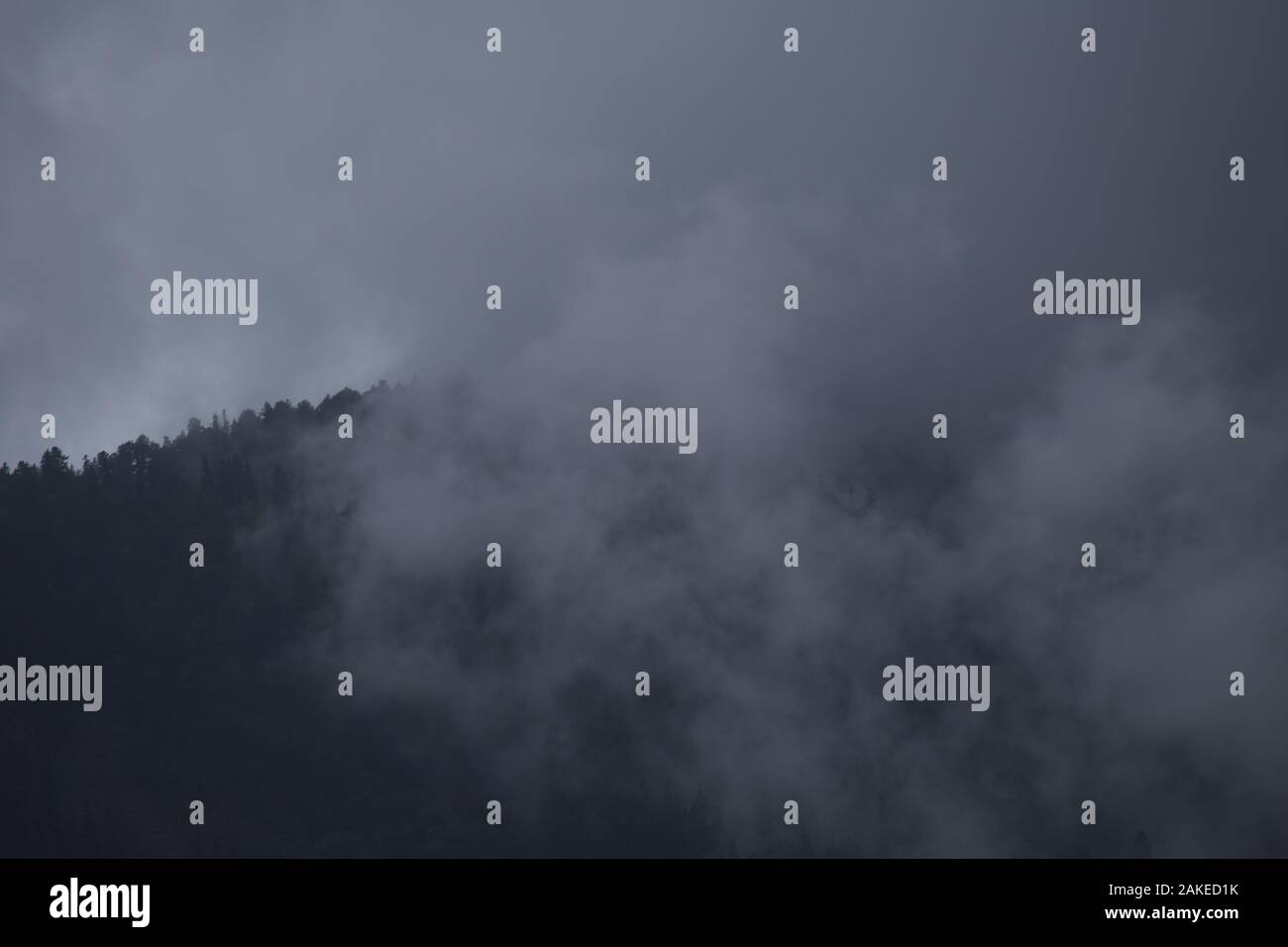 Nebeliges Wetter in Rothang Pass, Manali Stockfoto