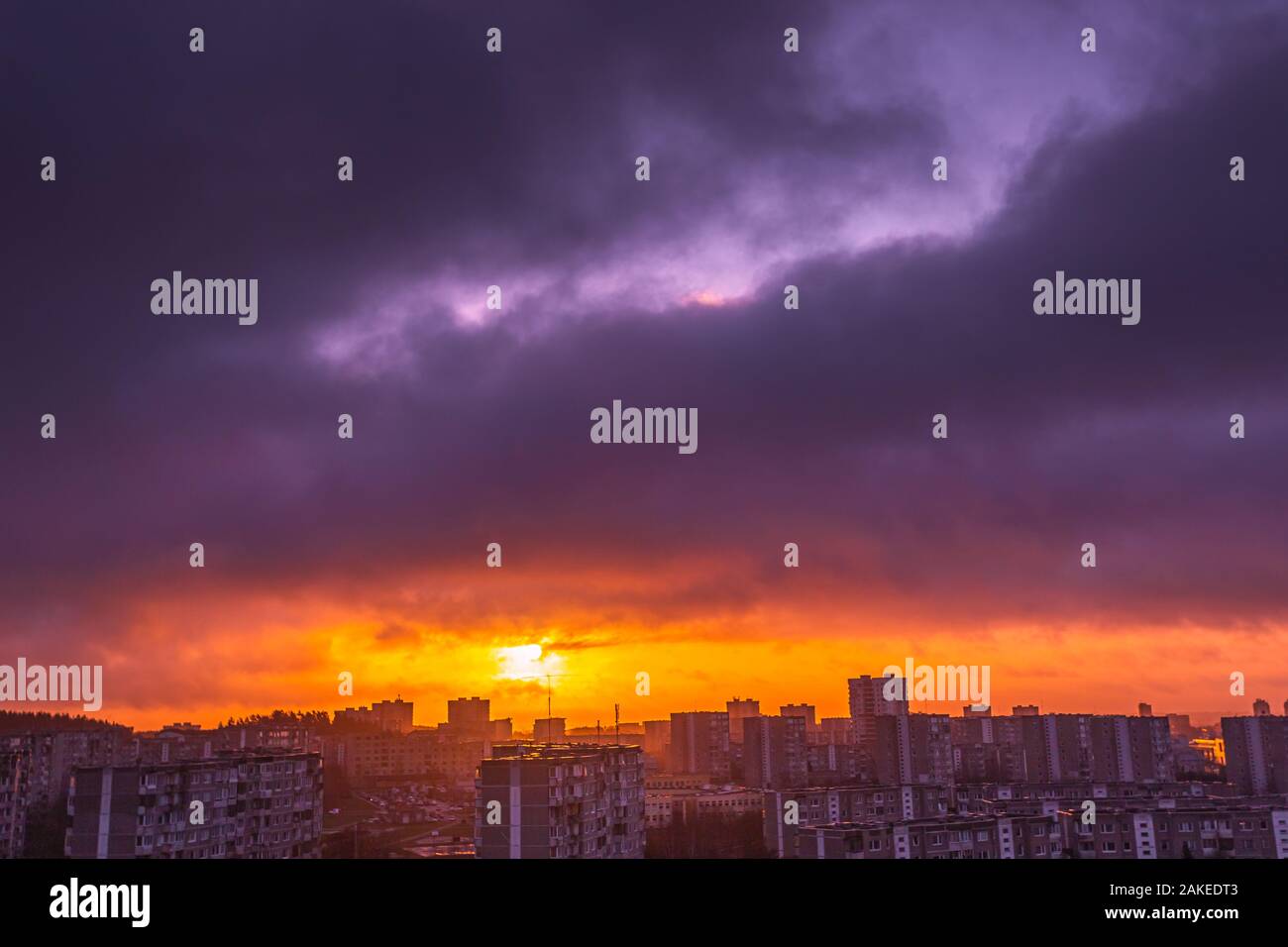 Sonnenaufgang über der Stadt Wohnhäuser Stockfoto