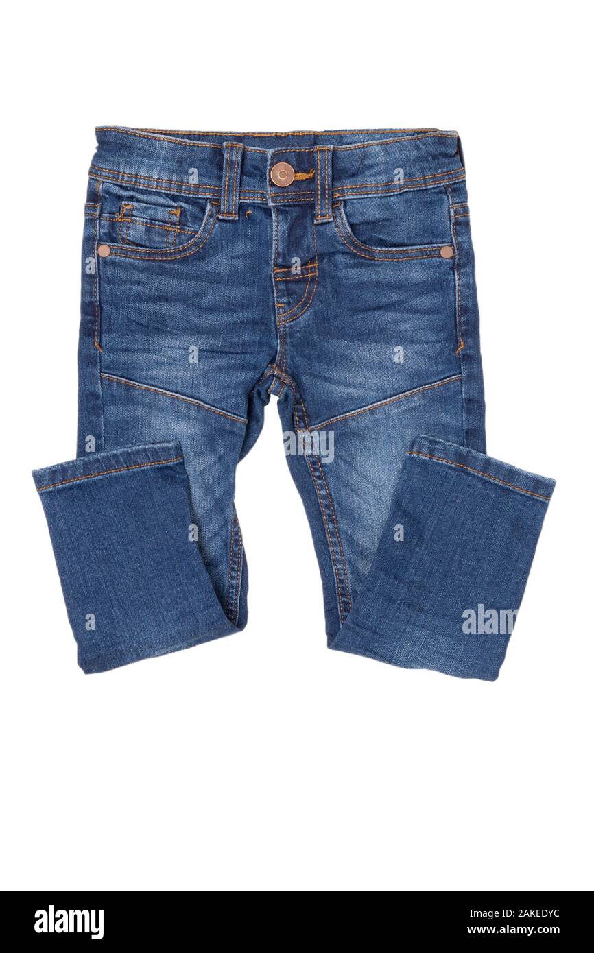 Modische Jeans Kleidung. Gefaltete trendige stilvolle männlichen denim  Stretch Hosen oder Hosen auf einem weißen Hintergrund. Modische Jeans für  Kind Stockfotografie - Alamy