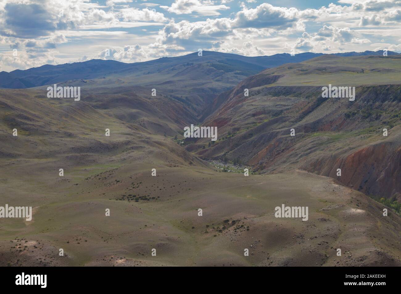 Panoramasicht auf die Berge, Sommer Zeit, weiches Licht, weiße Wolken, blauer Himmel. Altai Gebirge. Stockfoto