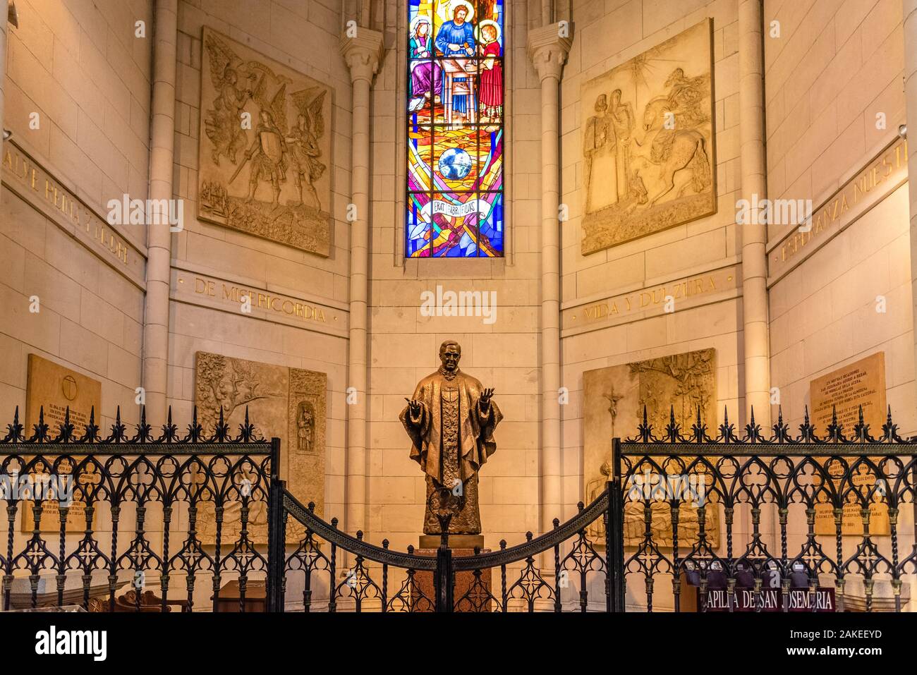 Madrid, Spanien - 1. November 2019: Die Kapelle des hl. Josemaría Escrivá de Balaguer in der Almudena-Kathedrale in Madrid. Er war der Gründer des Opus Dei Stockfoto