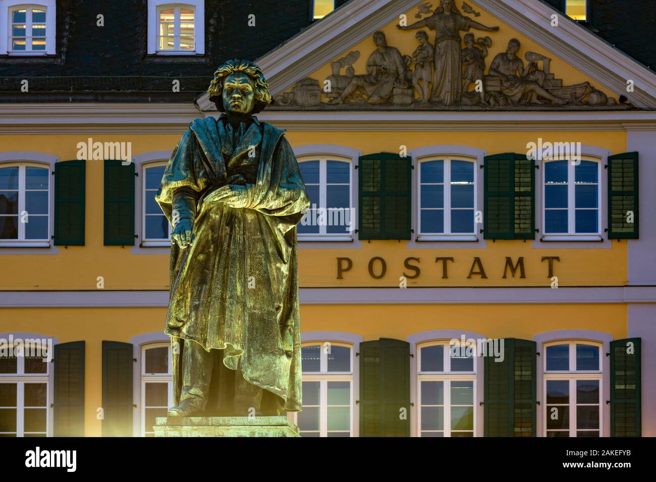 D-Bonn, Rhein, Sieg, Naturpark Kottenforst, Rheinland, Rheinland, Nordrhein-Westfalen, NRW, Beethoven Denkmal an der Münster Platz, Statue, Ludwig van Beethoven, Komponist und Pianist, klassische Musik, hinter der Hauptpost, dem ehemaligen Stadthaus, Fuerstenberg Palace, Dean Palast, Abendstimmung, Blaue Stunde, Beleuchtung Stockfoto