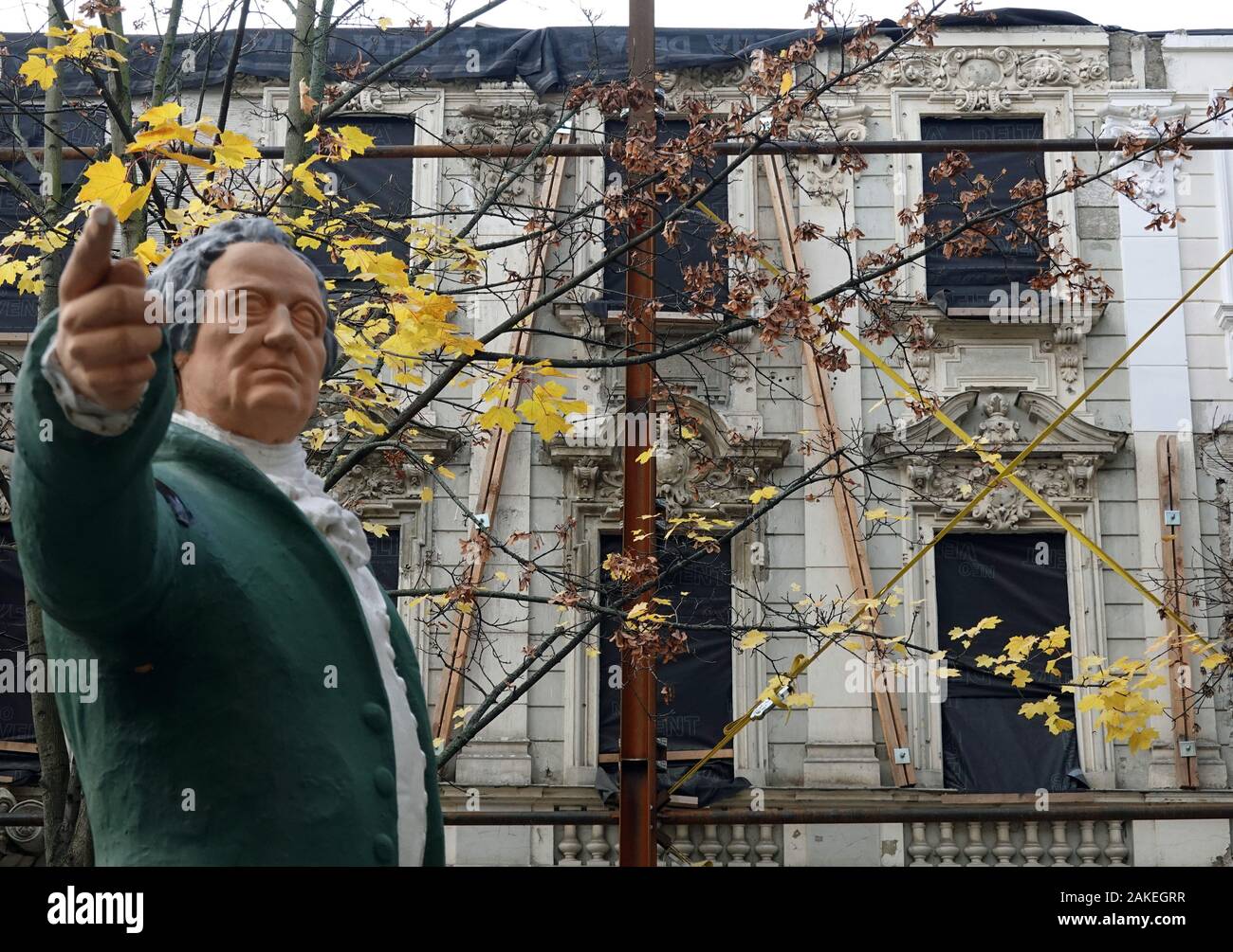 Weimar, Deutschland. 15 Nov, 2019. Nur Teile des ursprünglichen und denkmalgeschützte Fassade stand von einem Haus in der Schillerstraße und sind durch die Stahlträger gesichert, vor dem steht ein Goethe Abbildung. Seit Jahren die Ruine hatte dem Verfall überlassen. Jetzt die Bauarbeiten für ein "Boutique Hotel" begann. Nach den B&L Gruppe, 102 Zimmer im Hotel und drei Shops auf 5.000 Quadratmetern Fläche bis Ende 2020 fertig gestellt werden soll. Credit: Soeren Stache/dpa-Zentralbild/ZB/dpa/Alamy leben Nachrichten Stockfoto