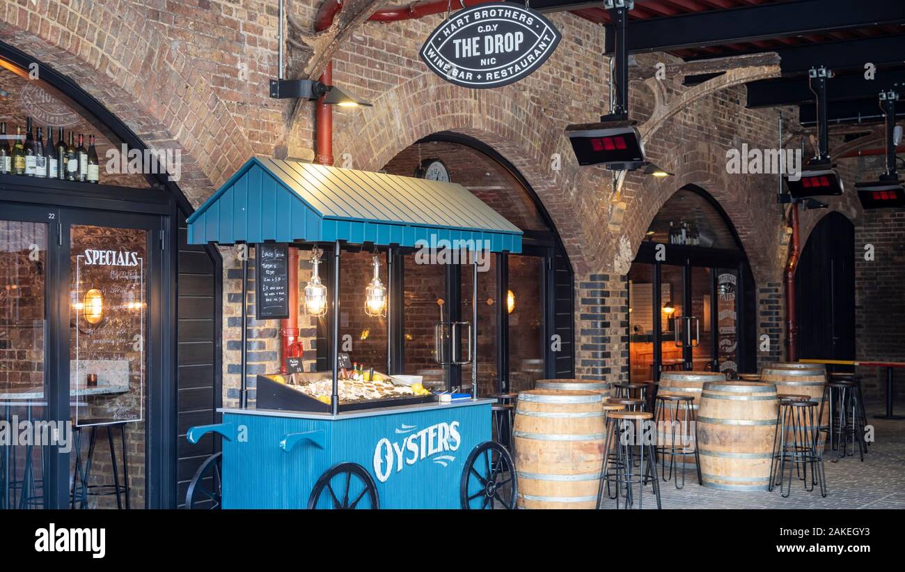 CAMDEN, LONDON: Oyster Warenkorb außerhalb Tropfen Wein Bar Restaurant in die Kohle Tropfen Yard Stockfoto