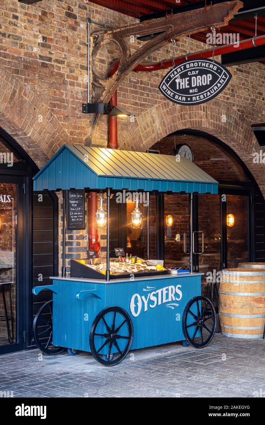 CAMDEN, LONDON: Oyster Warenkorb außerhalb Tropfen Wein Bar Restaurant in die Kohle Tropfen Yard Stockfoto