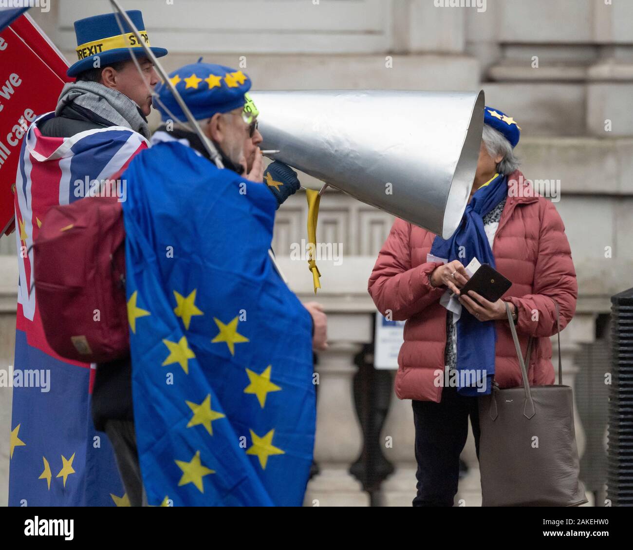 Whitehall, London, UK. 8. Januar 2019. Bleiben Aktivisten protestieren außerhalb des Cabinet Office als Minister der Regierung verlassen wöchentlich PMQs zu besuchen. Credit: Malcolm Park/Alamy. Stockfoto