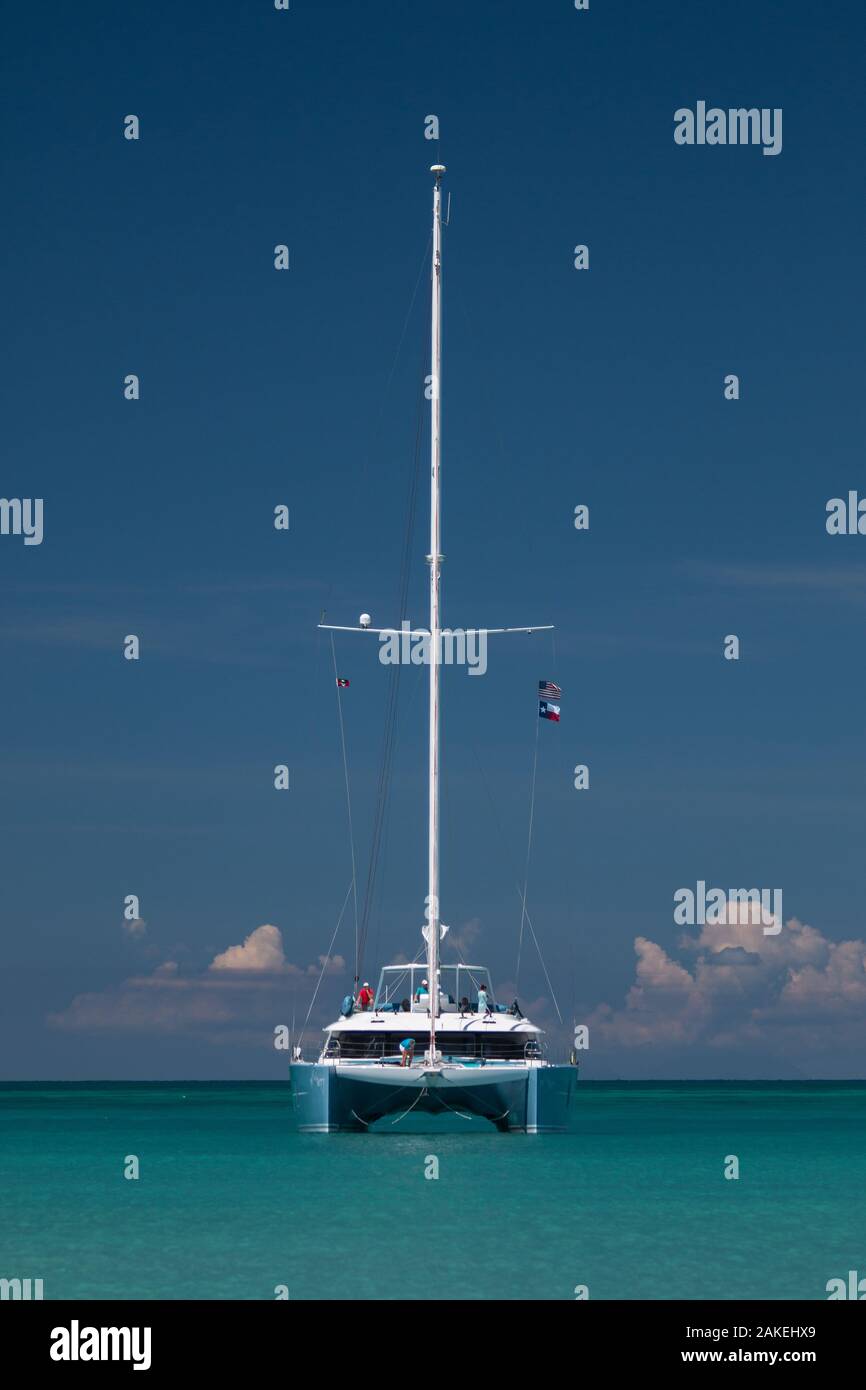 Schöne Yacht auf tiefblaues Meer und Himmel gerade weg von Coco Beach in Antigua, Karibik Stockfoto