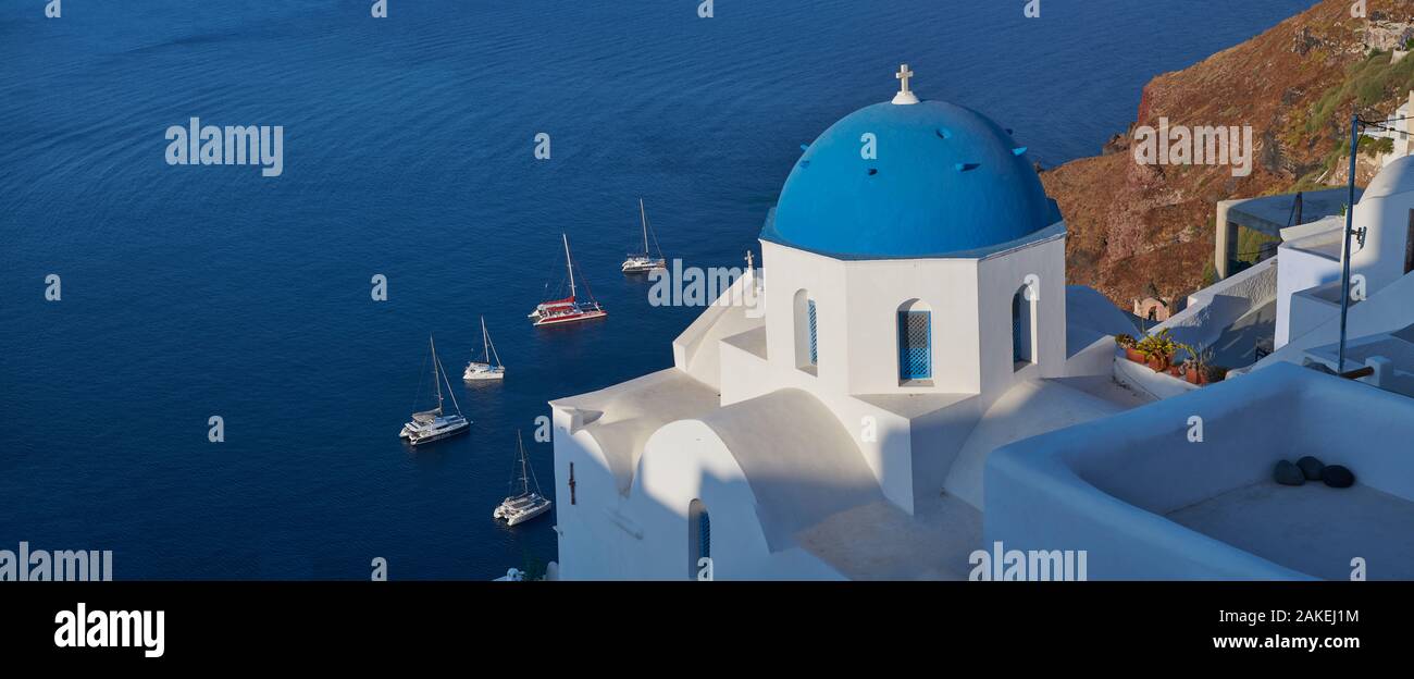 Panoramablick auf traditionellen Blau gewölbte Griechisch-orthodoxen Kirche von Oia, Insel Thira, Santorini, Griechenland. Stockfoto