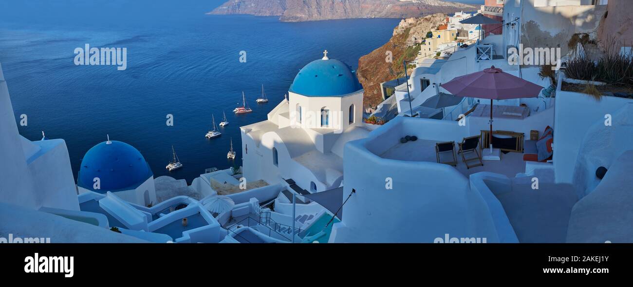 Panoramablick auf traditionellen Blau gewölbte Griechisch-orthodoxen Kirche von Oia, Insel Thira, Santorini, Griechenland. Stockfoto