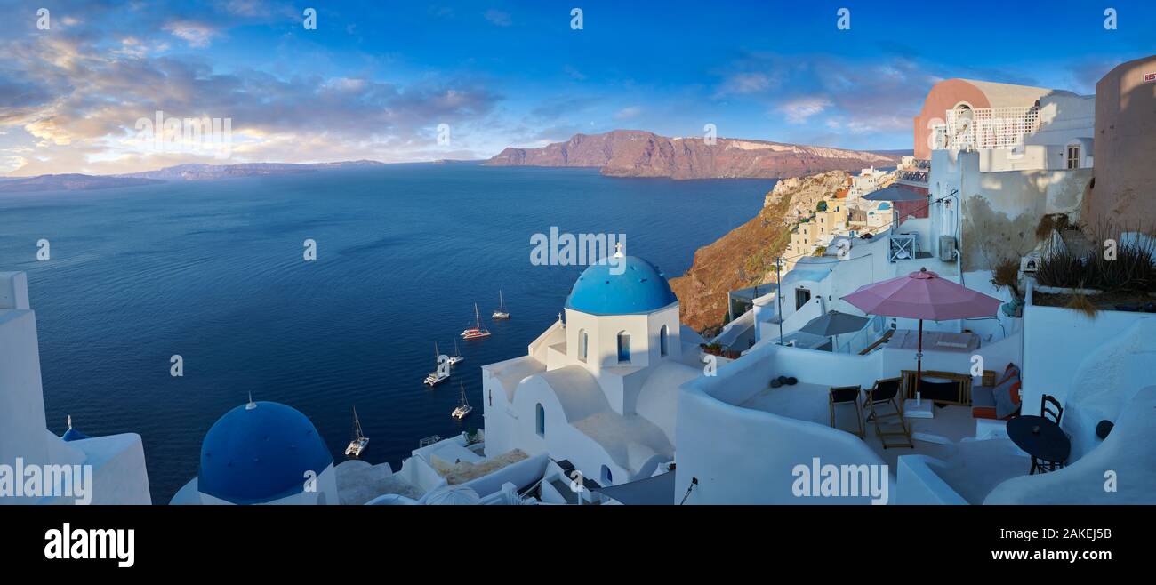 Panoramablick auf traditionellen Blau gewölbte Griechisch-orthodoxen Kirche von Oia, Insel Thira, Santorini, Griechenland. Stockfoto