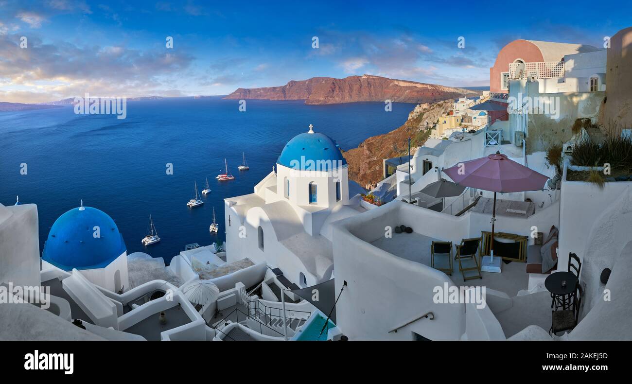 Herkömmliche blaue Kuppel der Griechisch-orthodoxen Kirche von Oia, Santorini (Thira) Island, Griechenland. Stockfoto