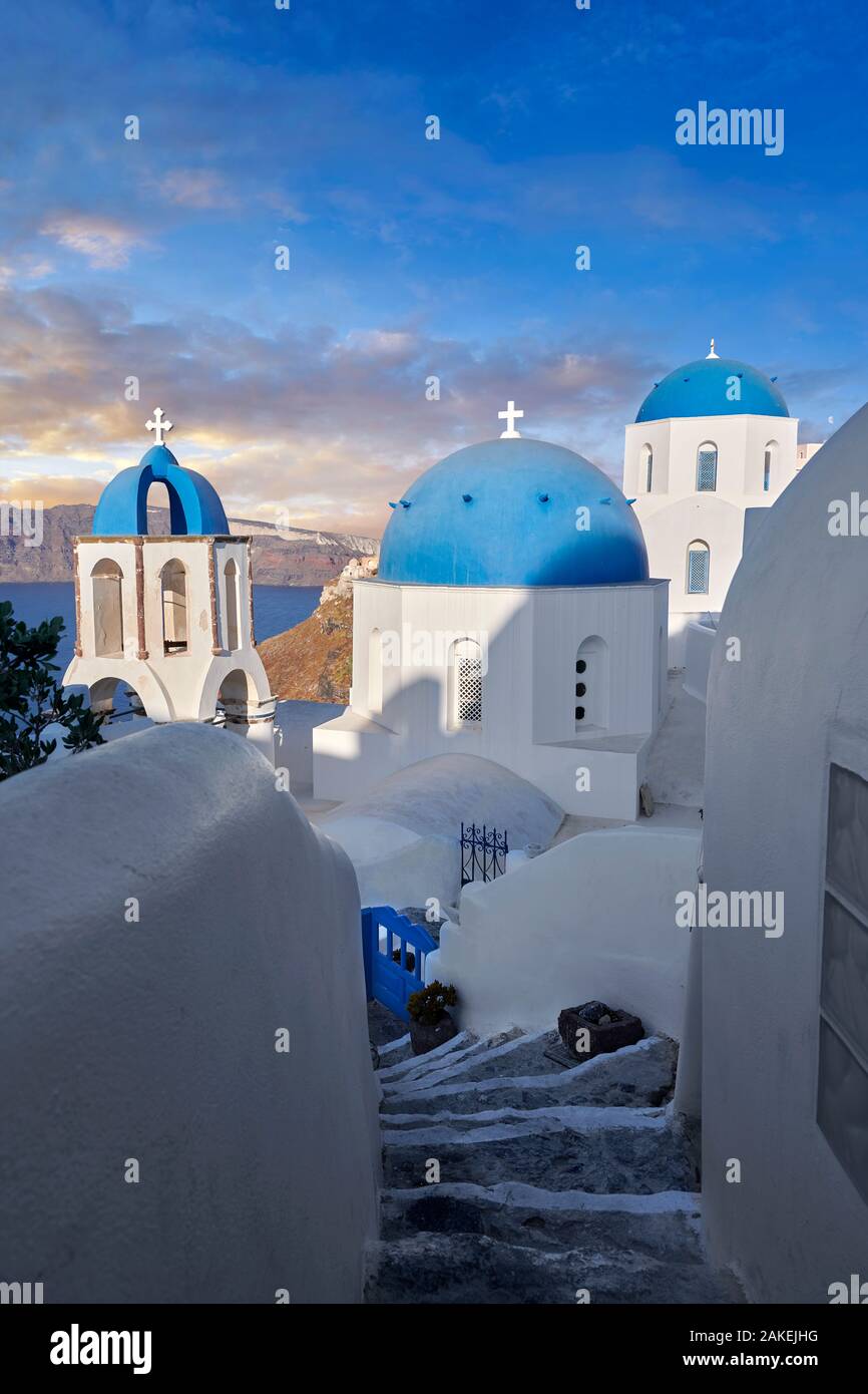 Sonnenuntergang über der traditionellen Griechisch-orthodoxen Kirchen von Oia (Ia), Kykladen Insel Thira, Santorini, Griechenland. Die Siedlung Oia hatten. Stockfoto