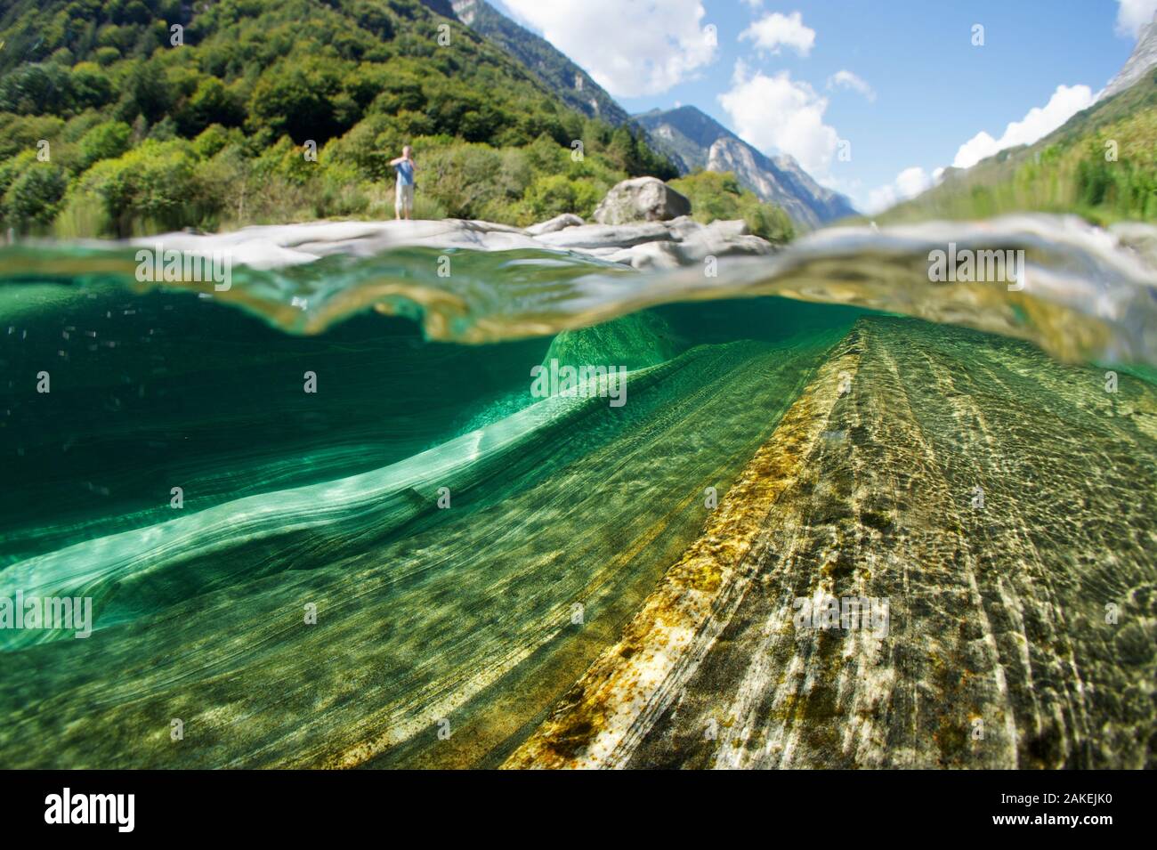 2 Ebenen Blick auf die blau-grüne Wasser der Verzasca Fluss über Granit Felsen bei Lavertezzo, Kanton Tessin, Schweiz, September. Für die Süßwasser-Projekt übernommen. Stockfoto