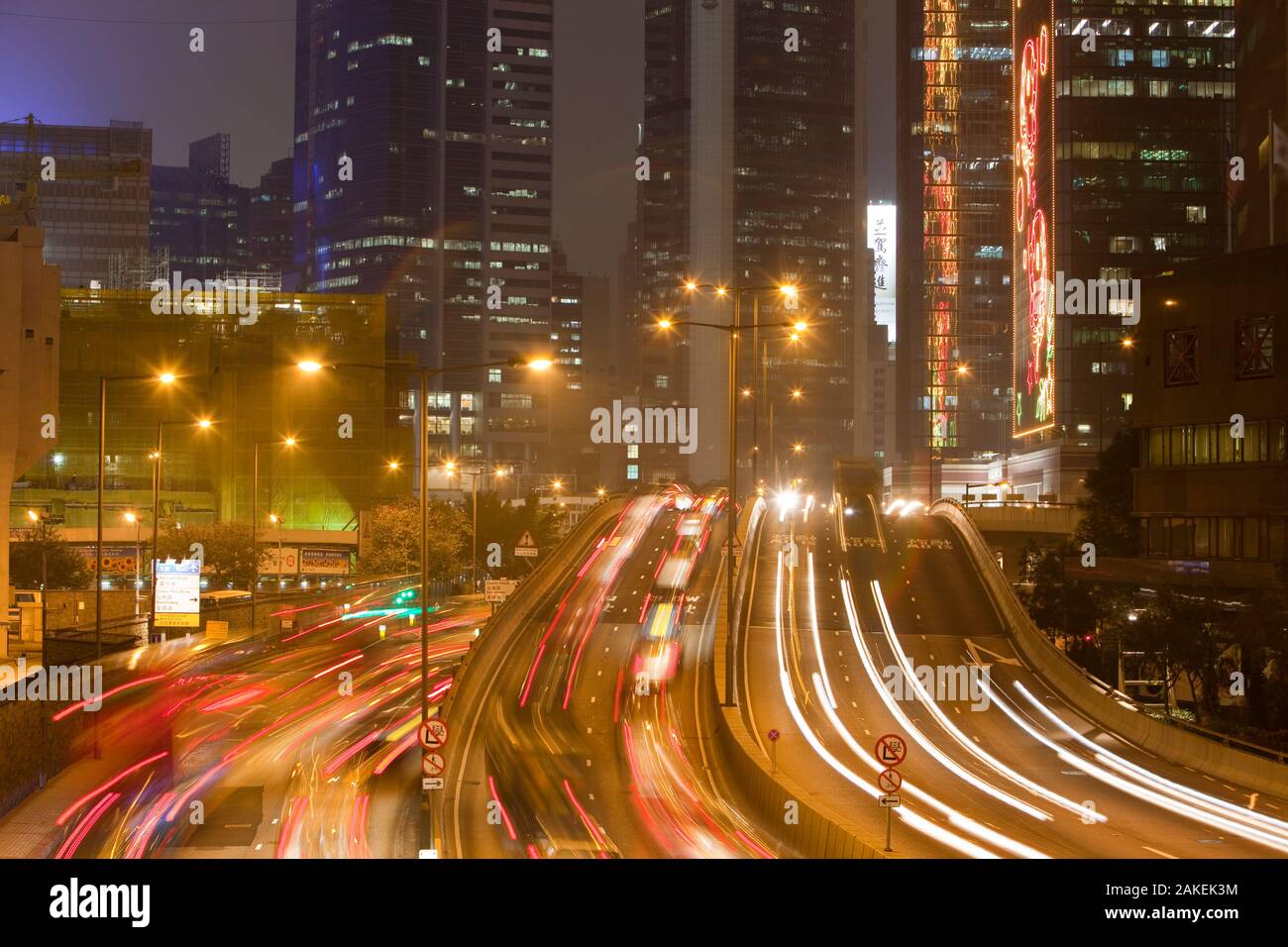 Bürogebäude ist Abends beleuchtet und Autos in Hongkong, China. Februar 2010. Stockfoto