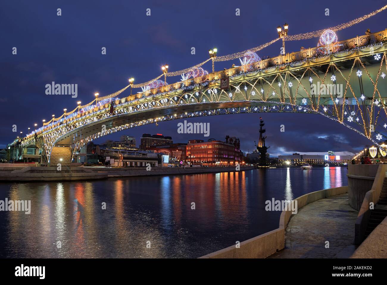 = Weihnachtsschmuck des Patriarchats Brücke in der Blauen Stunde = Winkel Blick von Prechistenskaya Damm in der Fußgängerzone Patriarchat Brücke über den r Stockfoto