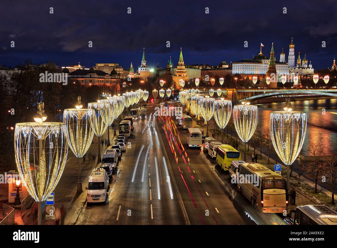 = Neues Jahr Lichter von Prechistenskaya Damm in der Dämmerung = Neues Jahr und Weihnachten Straßenbeleuchtung in Form von Gläser Champagner und Verkehr li Stockfoto