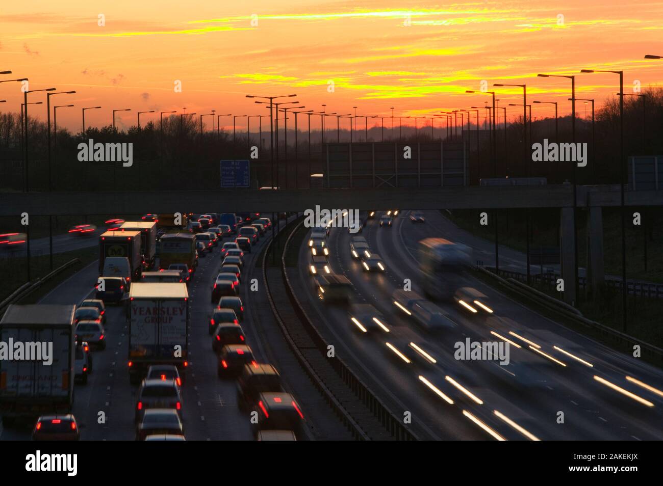 Berufsverkehr auf der Autobahn M60 in der Nähe von Manchester in Großbritannien. Januar 2007 Stockfoto