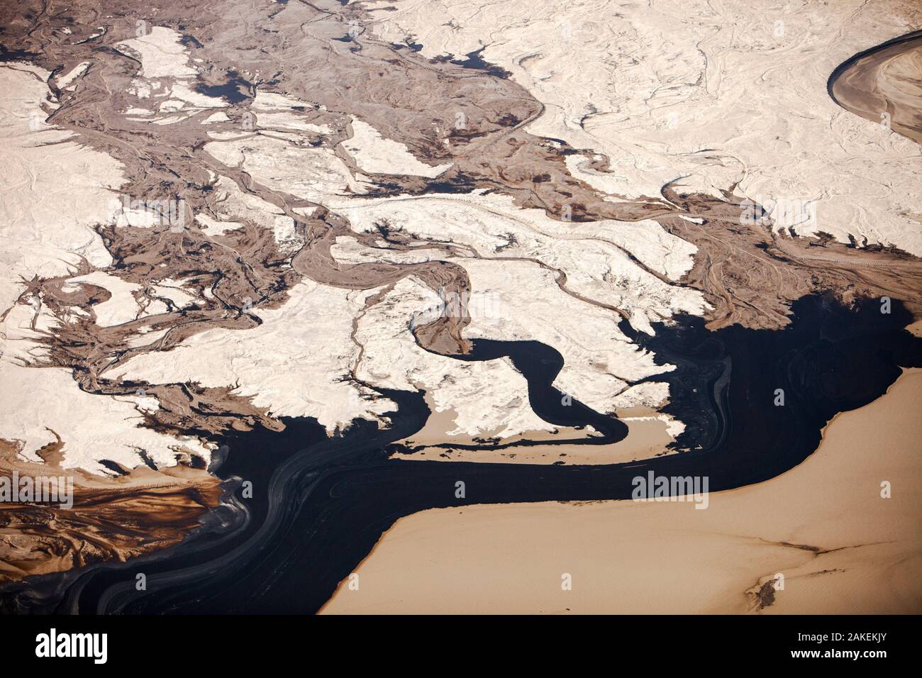 Überkehr Teich am Syncrude Mine nördlich von Fort McMurray, Alberta, Kanada. Bergeteiche in der tar sands sind Ungefüttert und Lauge giftige Chemikalien in die Umwelt. August 2012 Stockfoto