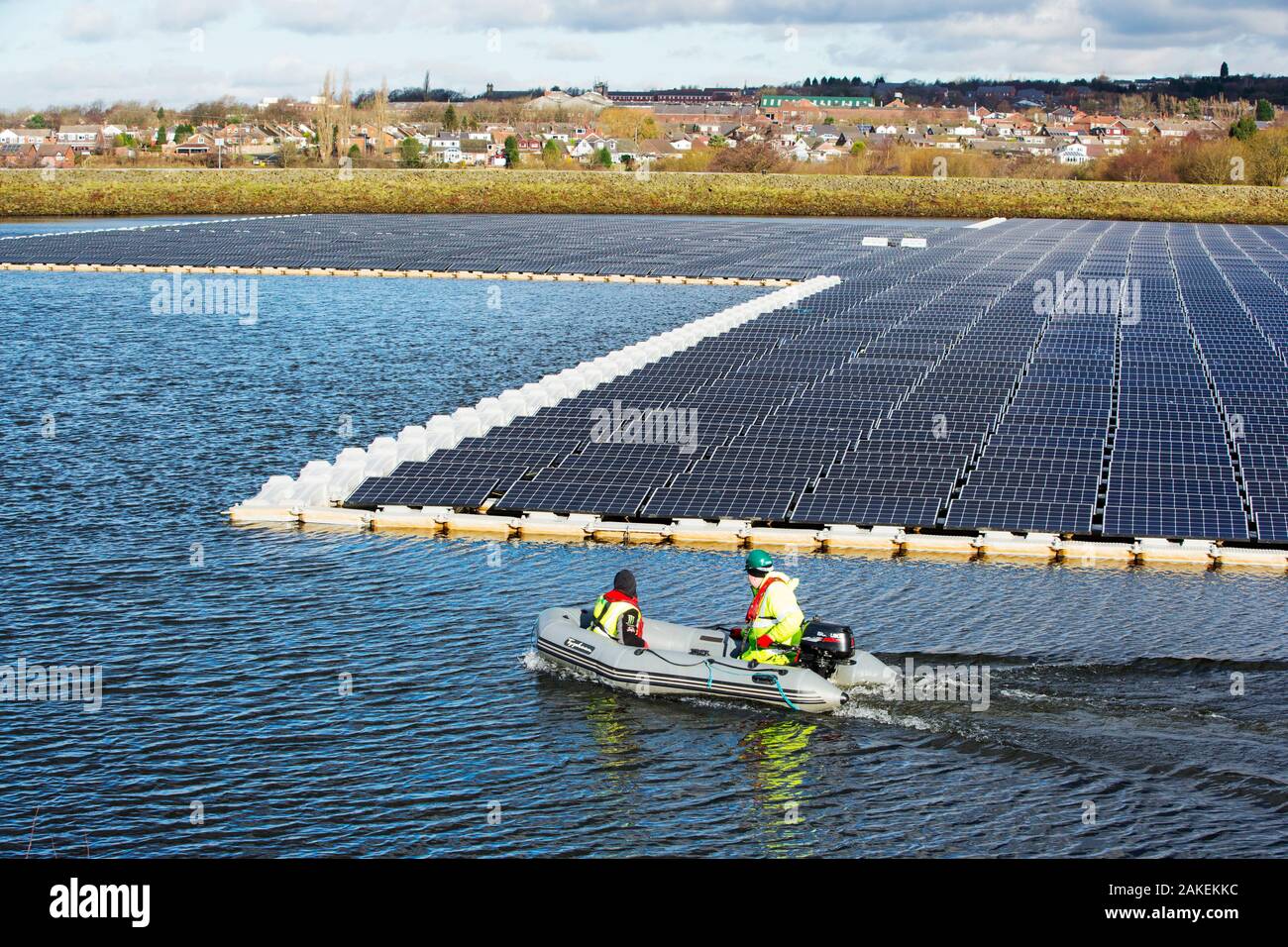 Schwimmende Solar Farm, Raster auf Godley Behälter im Hyde, Manchester, England, UK verbunden. Februar 2016 Stockfoto