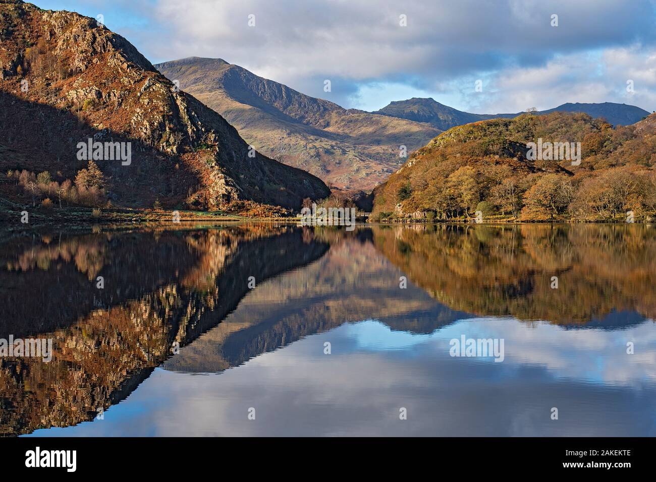 Llyn Dinas, Aussicht nach Westen MOEL und MOEL Lefn Hebog. Nant Gwynant Tal, Beddgelert, Snowdonia National Park, North Wales, UK. Oktober 2017. Stockfoto