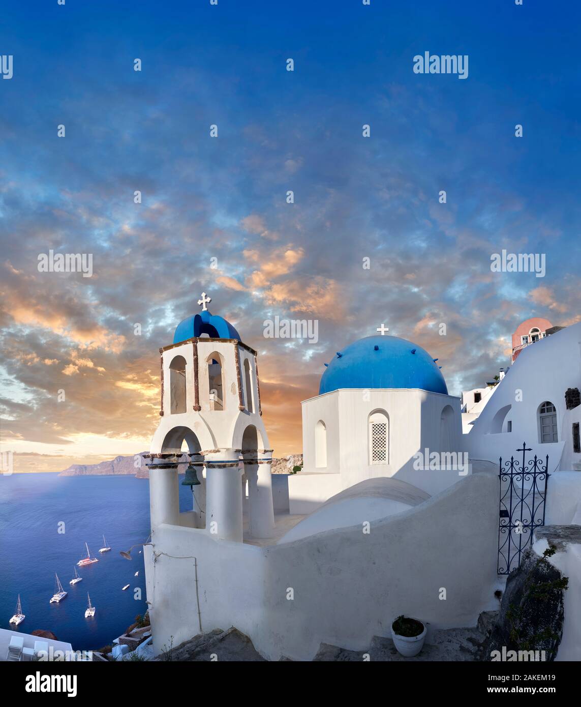 Sonnenuntergang über der traditionellen Griechisch-orthodoxen Kirchen von Oia (Ia), Kykladen Insel Thira, Santorini, Griechenland. Die Siedlung Oia hatten. Stockfoto